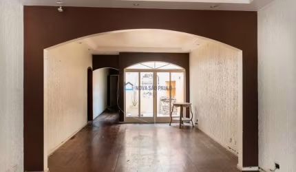 Casa térrea, 256 m² de área útil, terreno de 400 m², 3 dorms, sendo uma suíte  na Cidade Vargas