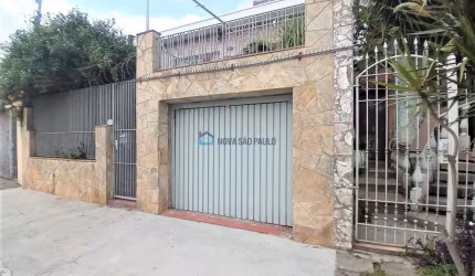 Casa térrea com 2 dormitórios  e 3 vagas no Ipiranga.