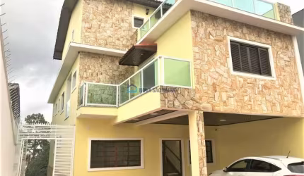 Aceita pet!!! Casa com piscina, 3 suites e 8 vagas em São Caetano