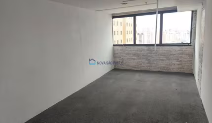 Sala comercial na Praça da Árvore, 56m² com 1 banheiro e 1 vaga.