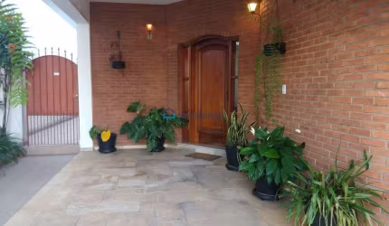 Casa térrea isolada a 870m metrô Saúde . 3 dormitórios (2 suítes) . 5 banheiros . 2 vagas . 255m2
