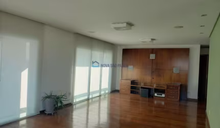 Apartamento à venda na Vila Mariana com 4 suítes e 5 vagas de garagem.