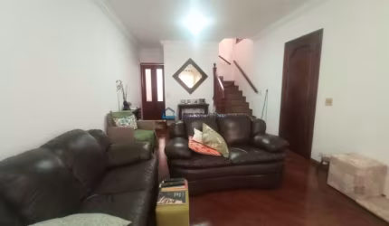 Sobrado com 3 quartos, 1 suíte, quintal e 2 vagas de Garagem