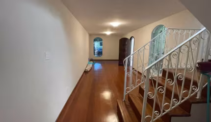 Sobrado com 03 dormitórios na região da Vila Mascote.