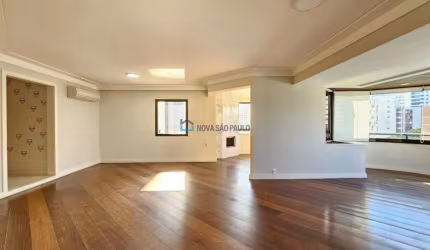 Apartamento à Venda Reformado em Moema , 4 quartos sendo 3 suítes| 3 vagas| lazer.