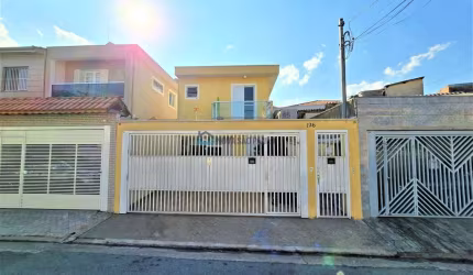 Casa com 3 dormitórios, 2 vagas e churrasqueira na Saude.