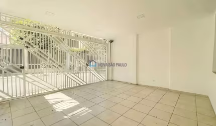 Sobrado a venda de 202 m², com 3 suites, 2 vagas e com edícula