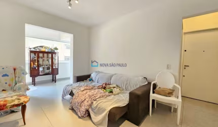 Apartamento com 2 quartos e uma suíte, com 1 vaga de garagem.
