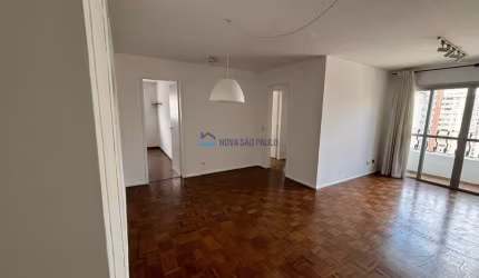 Apartamento com 3 dormitórios em Moema