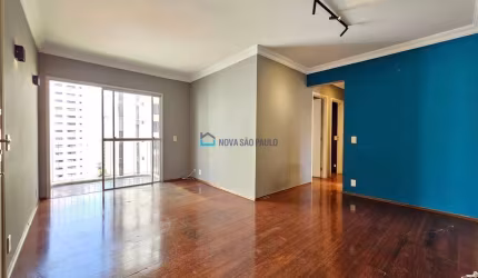 Apartamento com 3 quartos, uma sacada  à venda em Moema.