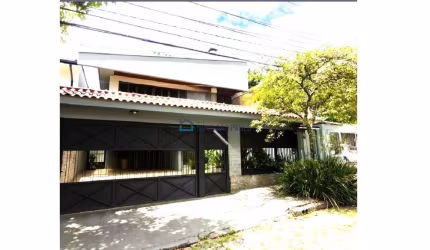 Sobrado á Venda em Santo Amaro com  332m². 4 suítes. 4 vagas.