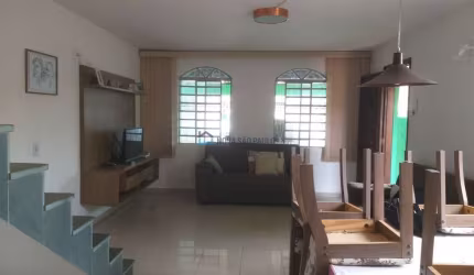 Sobrado a venda próximo a Av Cupecê