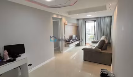 Apartamento com 63 metros de área útil, 2 dormitórios, 1 suíte, 2 vagas , sacada, armários, piso fri