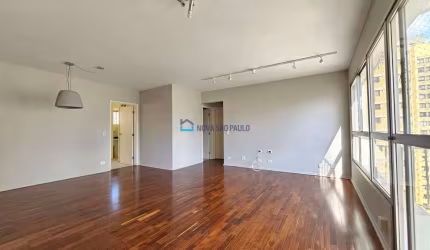Apartamento com sacada, 3 quartos, 2 vagas à venda em Moema.