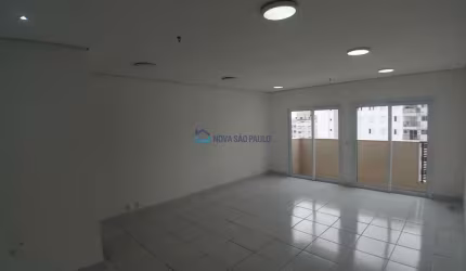 Conjunto Comercial à venda na Saúde com 1 vaga e pronto para entrar.