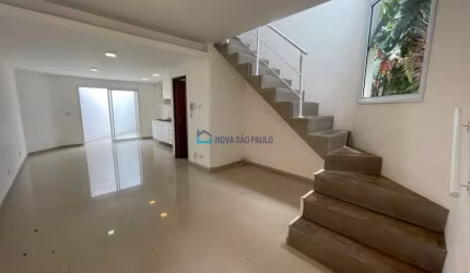 Sobrado com 02 dormitórios na região da Vila Gumercindo.