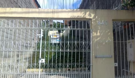 Terreno de 250m², edícula nos fundos com 01 dormitório, sala, cozinha e banheiro.