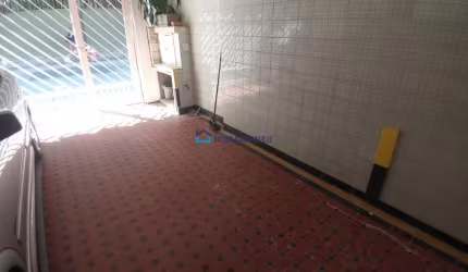 Sobrado residencial com 03 dormitórios, sendo 01 suíte, 03 banheiros e vaga para 02 veículos.
