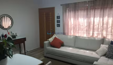 Casa assobradada à venda na Vila Guarani, com 2 dormitórios, 1 vaga e elevador para cadeirante.