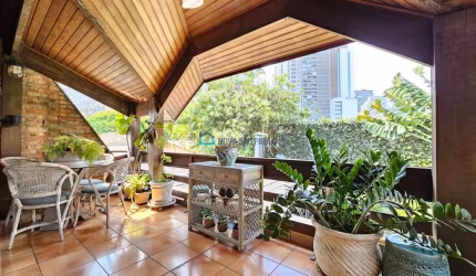 Casa com piscina à venda em Moema com 3 suítes e  4 Vagas de Garagem.