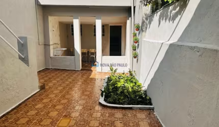 Casa Assobrado na Rua Itapiru, a 450 metros do metrô saúde, com um quital que é uma charme.