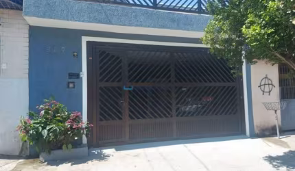 Sobrado com 102m² no Jardim Miriam, 03 dormitórios sendo 02 suites.