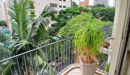 Apartamento com 3 quartos, uma sacada  à venda  em Moema.