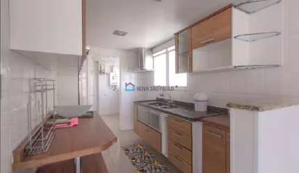 Apartamento à venda, possui 3 quartos, suíte e 2 vagas próximo ao metrô Praça da Árvore!