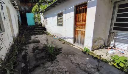 Terreno , com uma área total de 400 m² e uma frente de 10 metrôs.
