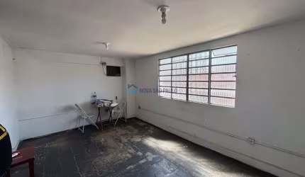 Casa Assobradada com salão e duas casas menores nos fundos