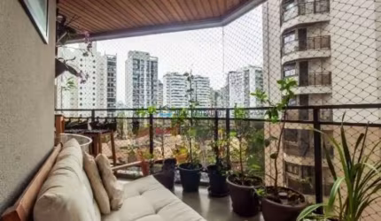 Apartamento Reformado com  2 quartos 2 suítes,  sacada, 2 vagas  à venda  em Moema.
