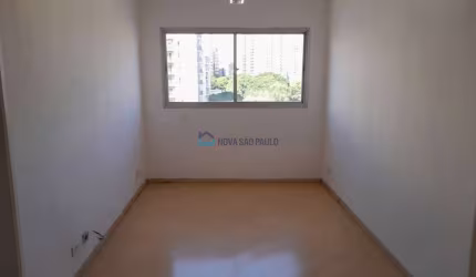 Apartamento metrô Saúde, vago, próximo a escolas, bancos, supermercados , padarias, drogarias.