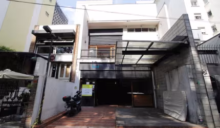 Prédio comercial em frente ao Maksoud Plaza Hotel