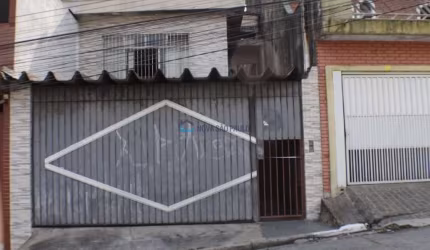Casa com entrada lateral.