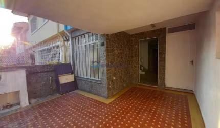 Raridade casa ao lado do metrô Saúde