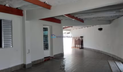 Casa térrea com quintal. 3 vagas.
