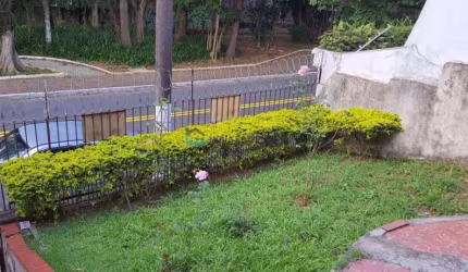 Casa Térrea Assobradada no Jardim da Saúde para reforma. Com 300m² de terreno.