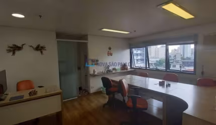 Conjunto comercial totalmente mobiliado e reformado ao lado do metrô