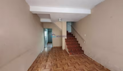 Casa com quintal e entrada lateral na rua Maracá, ao lado da academia Raia livre!