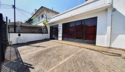 Ampla casa no miolinho de Mirandópolis, edícula nos fundos e entrada lateral! Oportunidade!