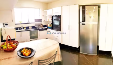Sobrado amplo, quintal com churrasqueira, 3 vagas de garagem! Estuda permuta por apartamento!