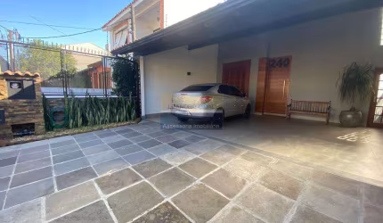 Casa 4 dormitórios à venda no Bairro Partenon com 230 m² de área privativa - 5 vagas de garagem