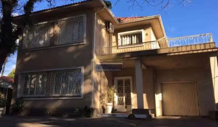 Casa 5 dormitórios à venda no Bairro Petrópolis com 330 m² de área privativa - 8 vagas de garagem