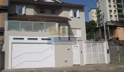 Casa 4 dormitórios à venda no Bairro Chácara das Pedras com 414 m² de área privativa - 5 vagas de garagem