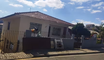 Casa bem localizada, 3 dormitórios, bem espaçosa,