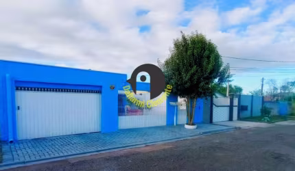Casa térrea com três dormitórios, área total de 127m² à venda no bairro Cajuru-C