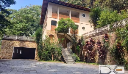 área arborizada 1000m2  com sobrado 410m2  4 dormitórios ,3 suítes , 12 vagas , piscina .