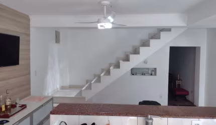 Vila Belmiro -  Ótimo sobrado com 3 dormitórios, suíte com hidro massagem, armários, sacada em um dos quartos, sala para 2 ambientes, cozinha estilo americano, área de serviço, quintal com churrasquei