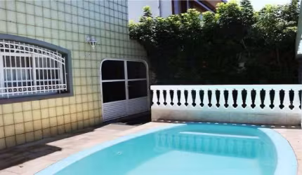 SOBRADO COM PISCNA À 650mts DA PRAIA NO BAIRRO DE APARECIDA