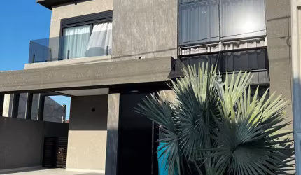 Luxuoso sobrado em condomínio